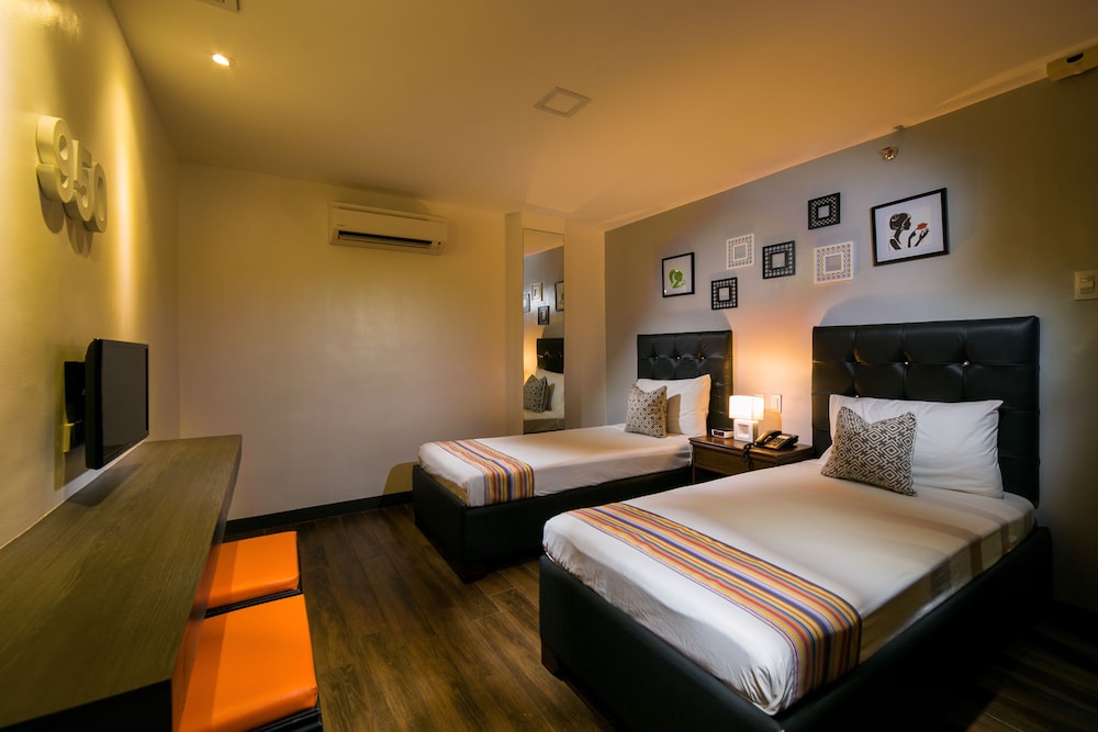 950 Condotel 21/58