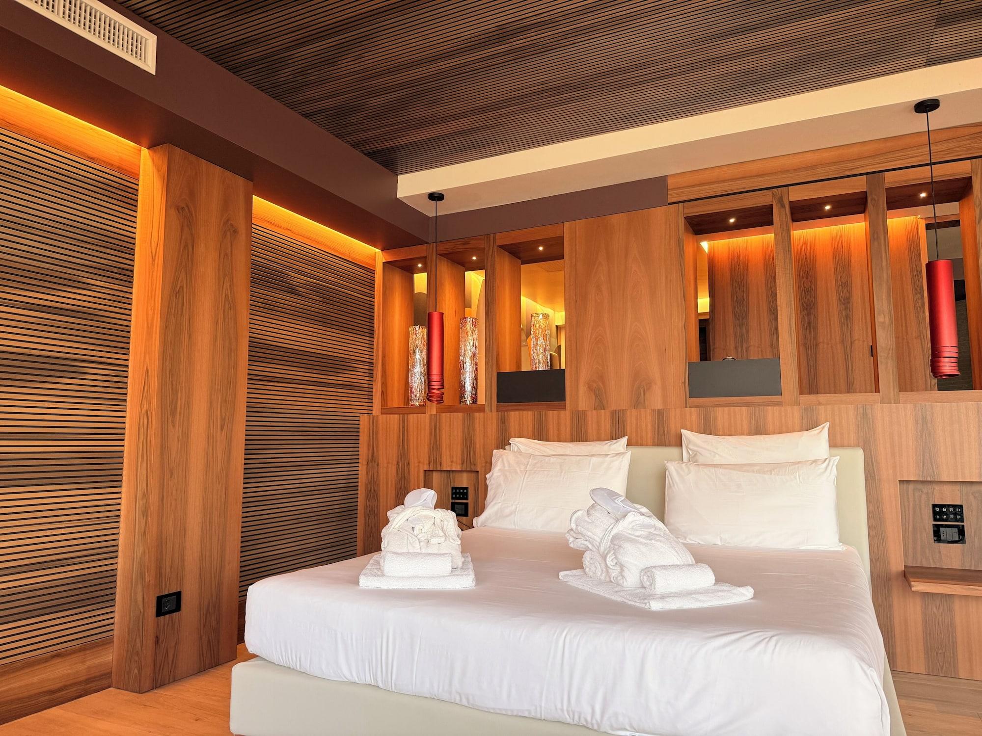Junior Suite, Partial Lake View, Hot Tub