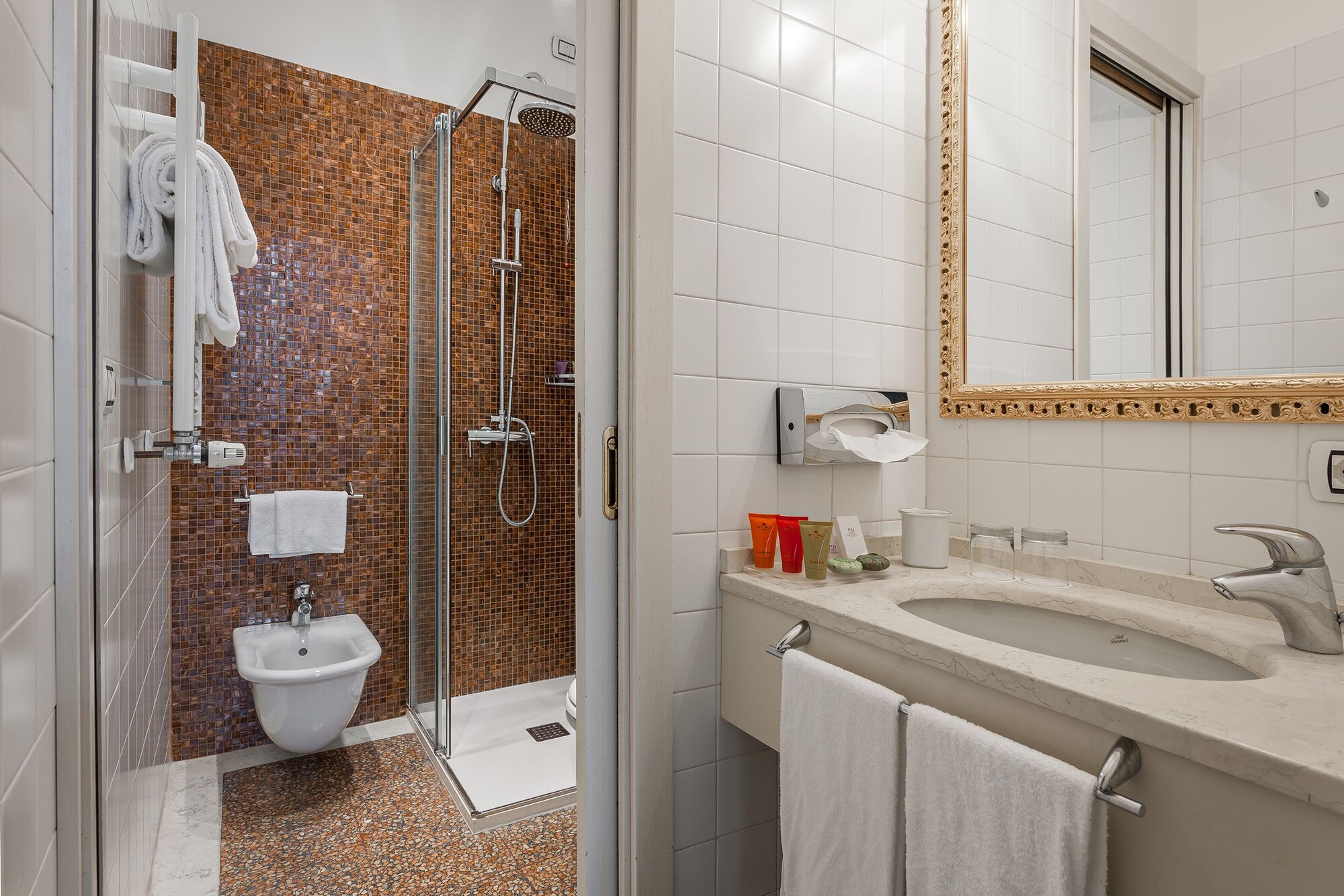 DELUXE, DOUBLE OR TWIN BED, CANAL VIEW