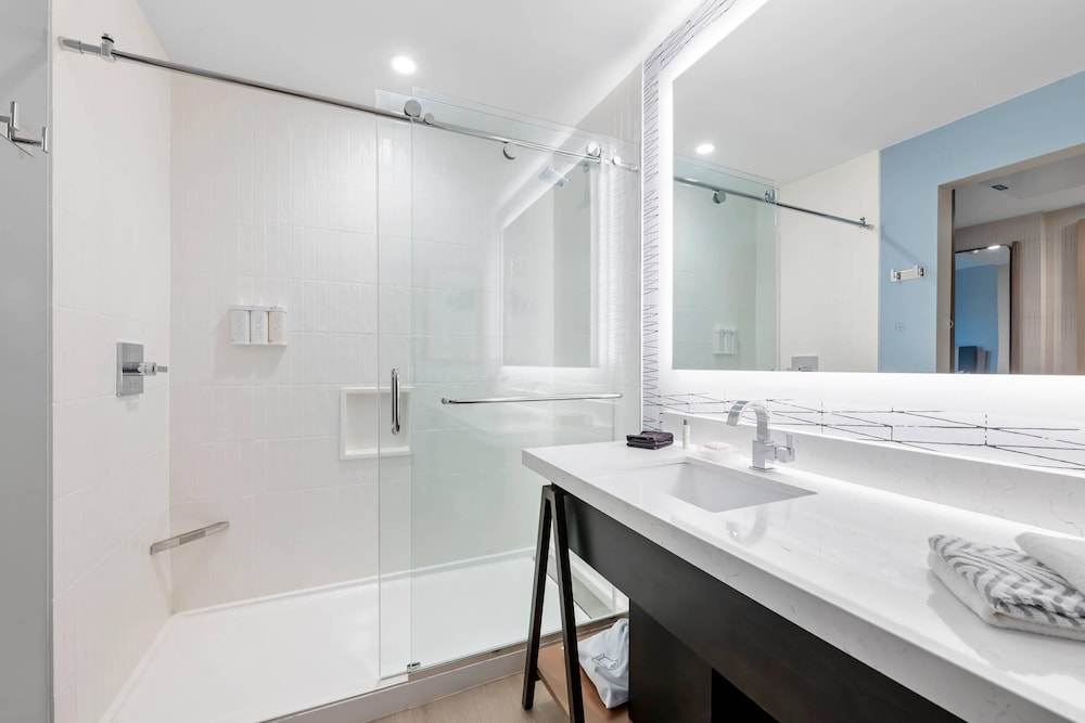 غرفة قياسية بسريرين كوين، Cambria Hotel Austin Downtown 4/6