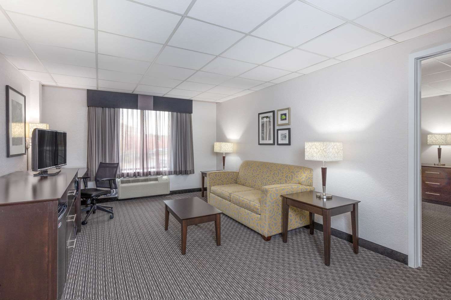 La Quinta Inn & Suites by Wyndham Clifton/Rutherford 25/50