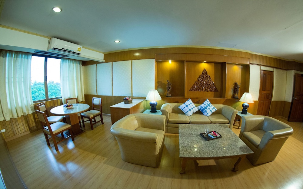 Phrae Nakara Hotel 24/36
