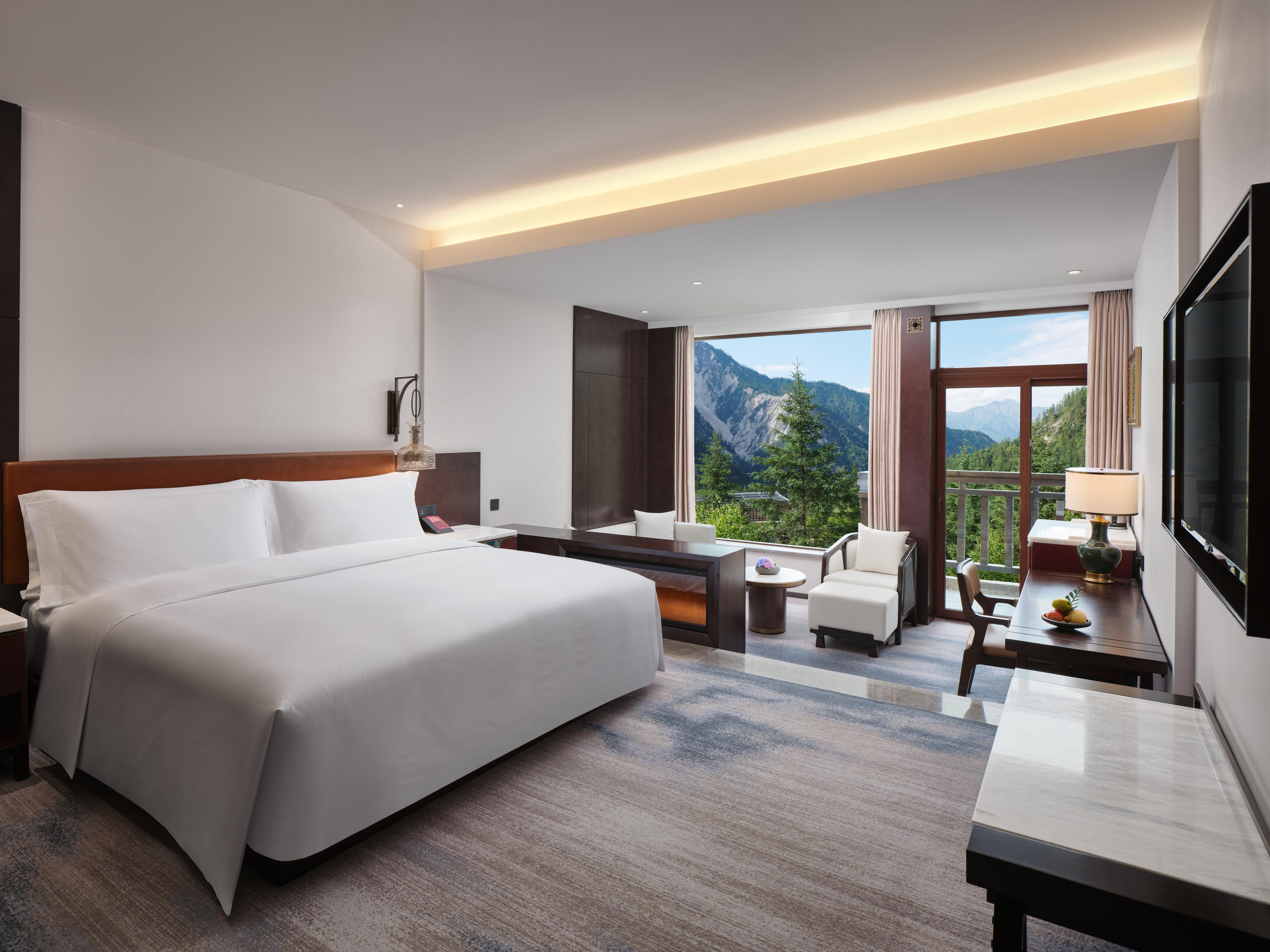 Premium, King Bed, Mountain View, Balcony, Club Lounge Access