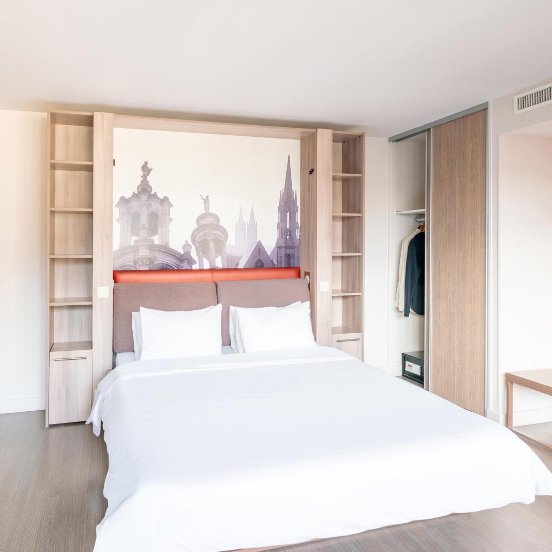 Studio, Double Bed, Large 4/10