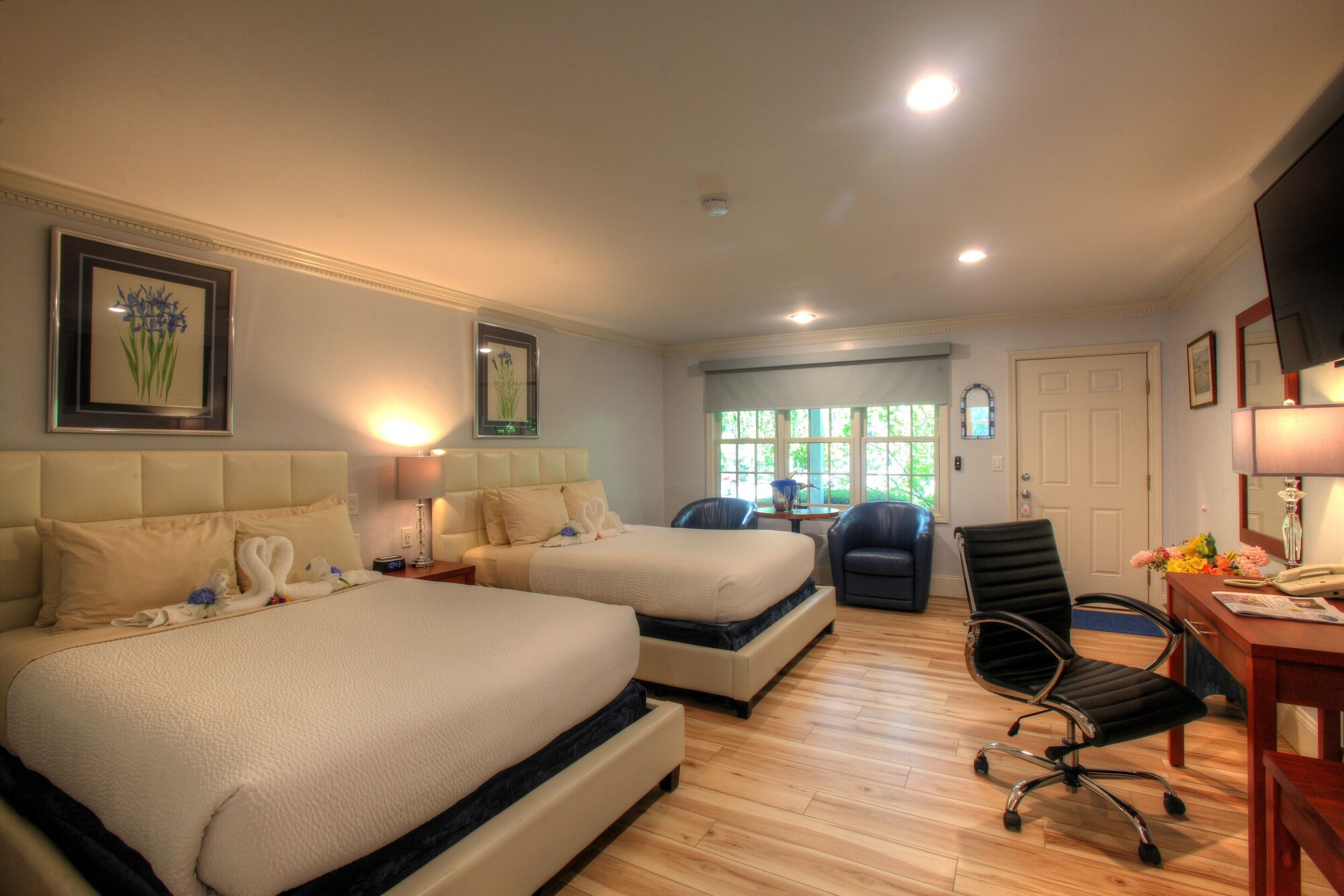 Extra, Deluxe, 2 Queen Beds