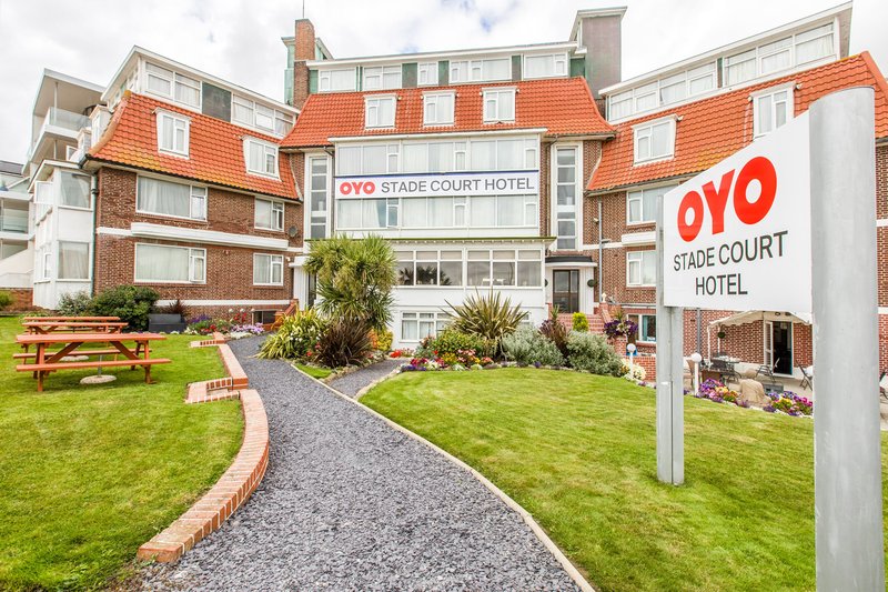 Oyo Stade Court Hotel 16/17