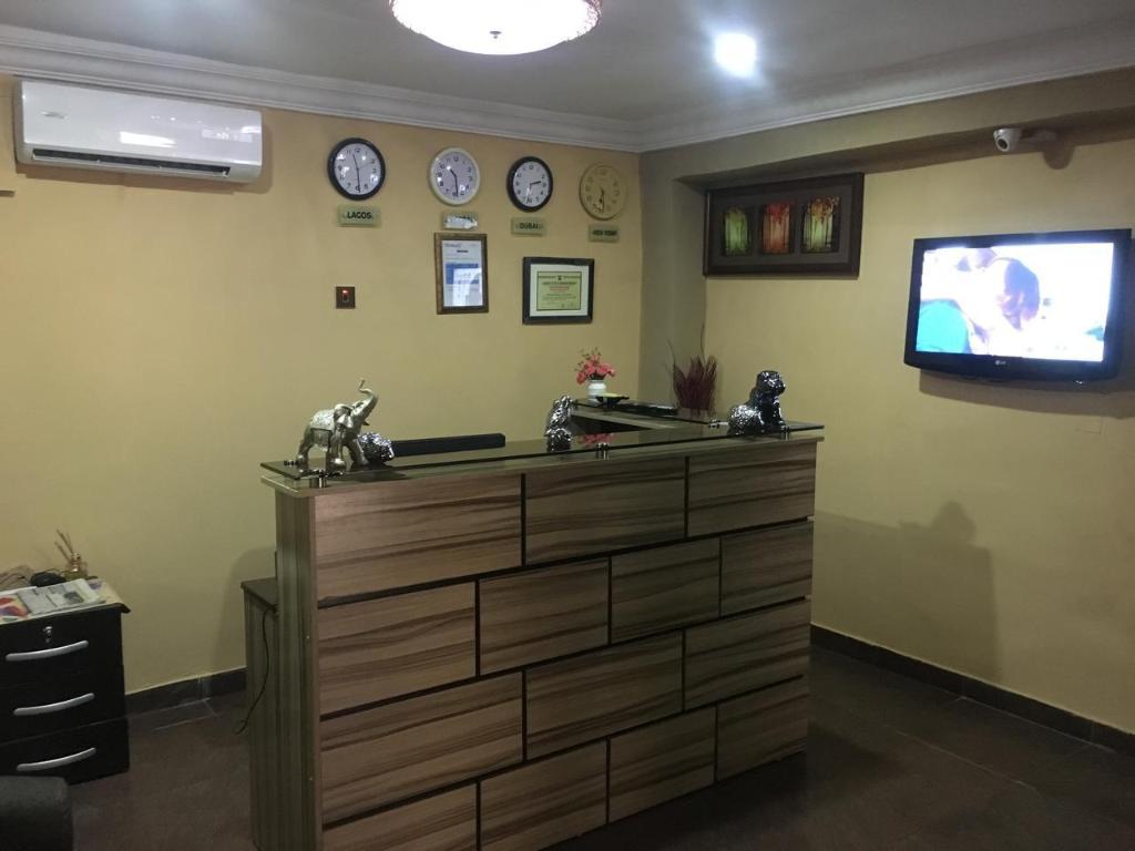 Momak 5 Hotel And Suites 1/18