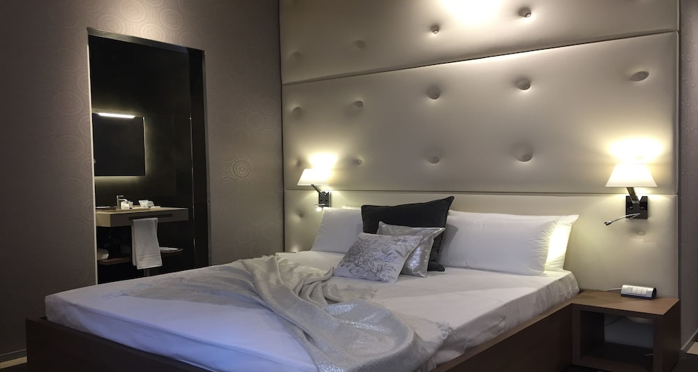 SUITE, QUEEN BED