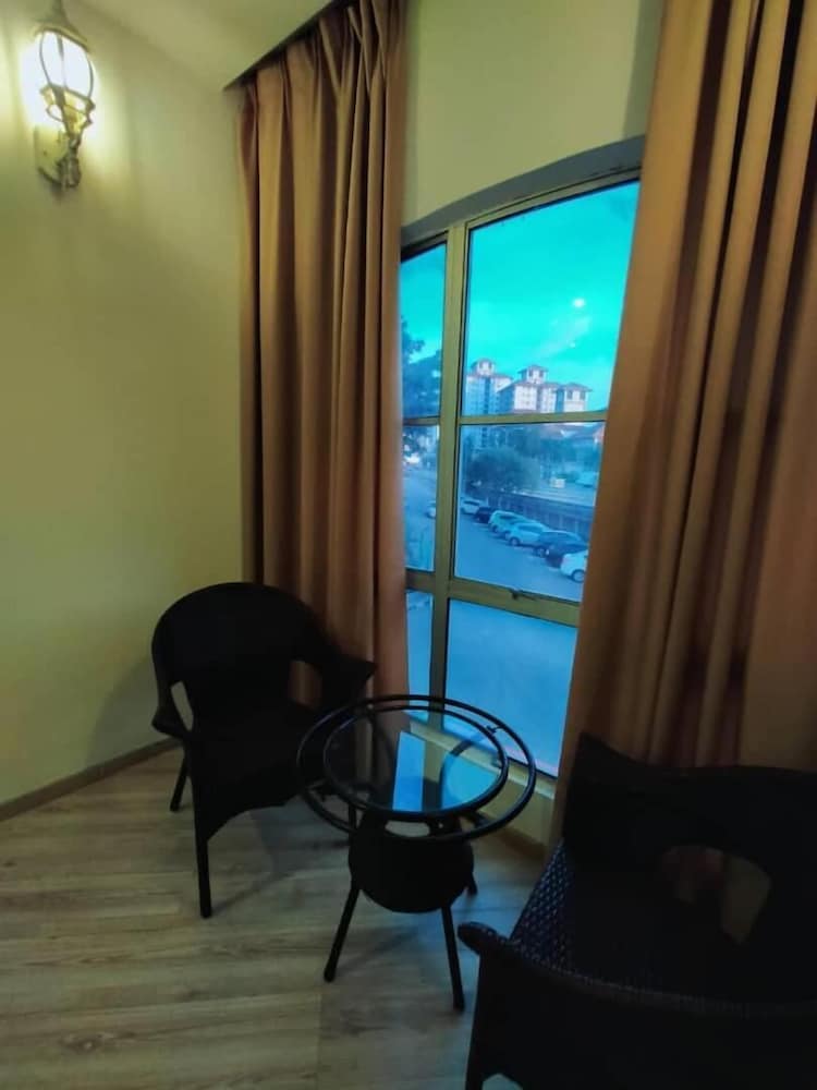 Hotel Zamburger Plaza Mahkota 57/67