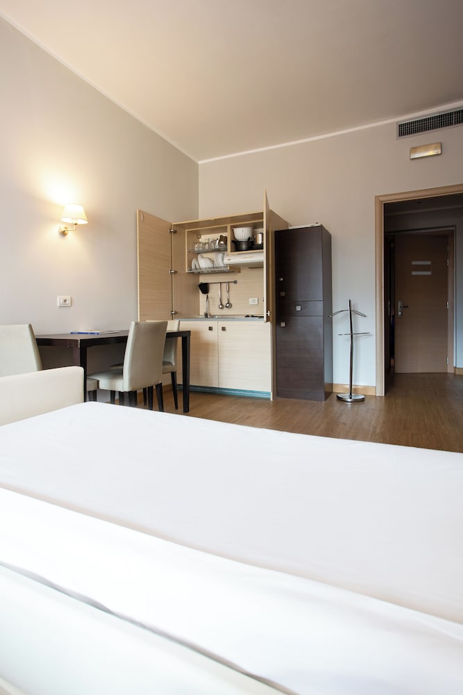 Hotel Regal Apartments 12/76