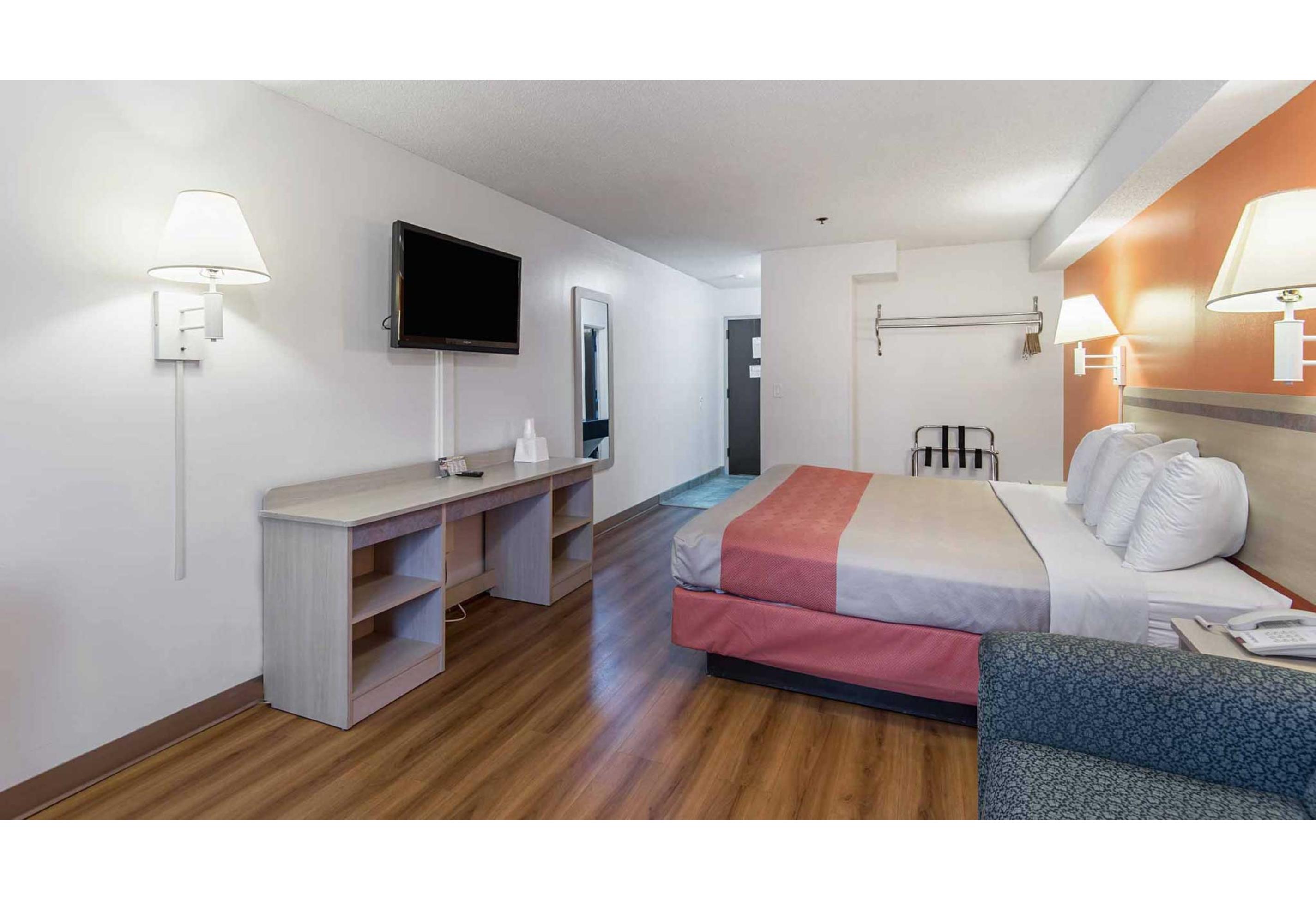 1 King Bed - Non-Smoking, Micfridge، Motel6 Lawrence, KS 2/3