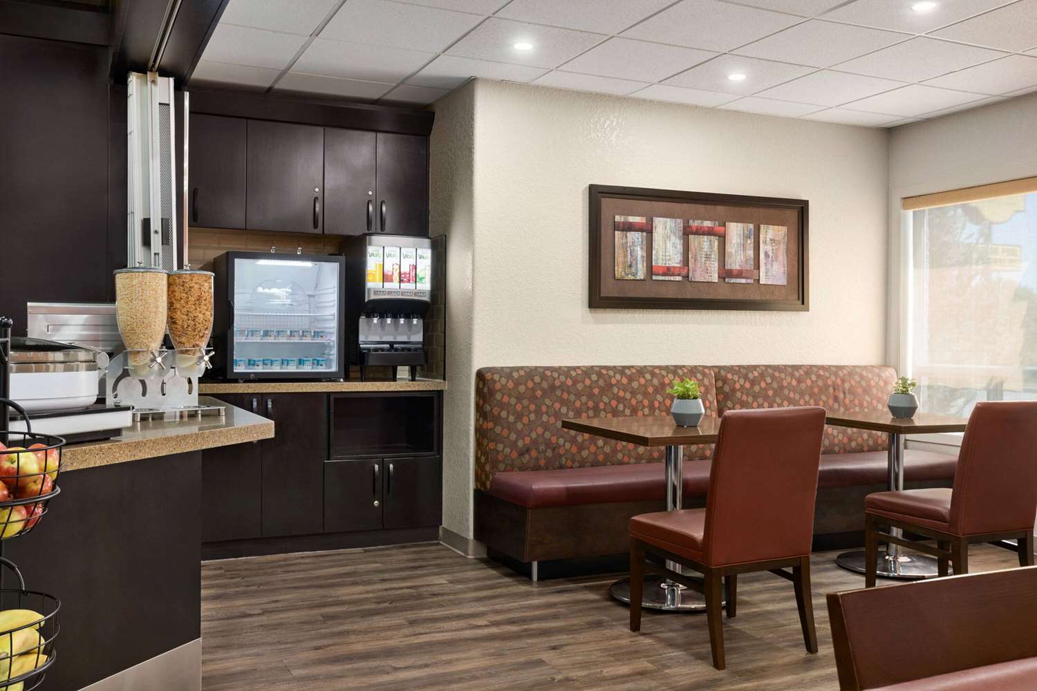 Super 8 by Wyndham Calgary Shawnessy Area 17/24