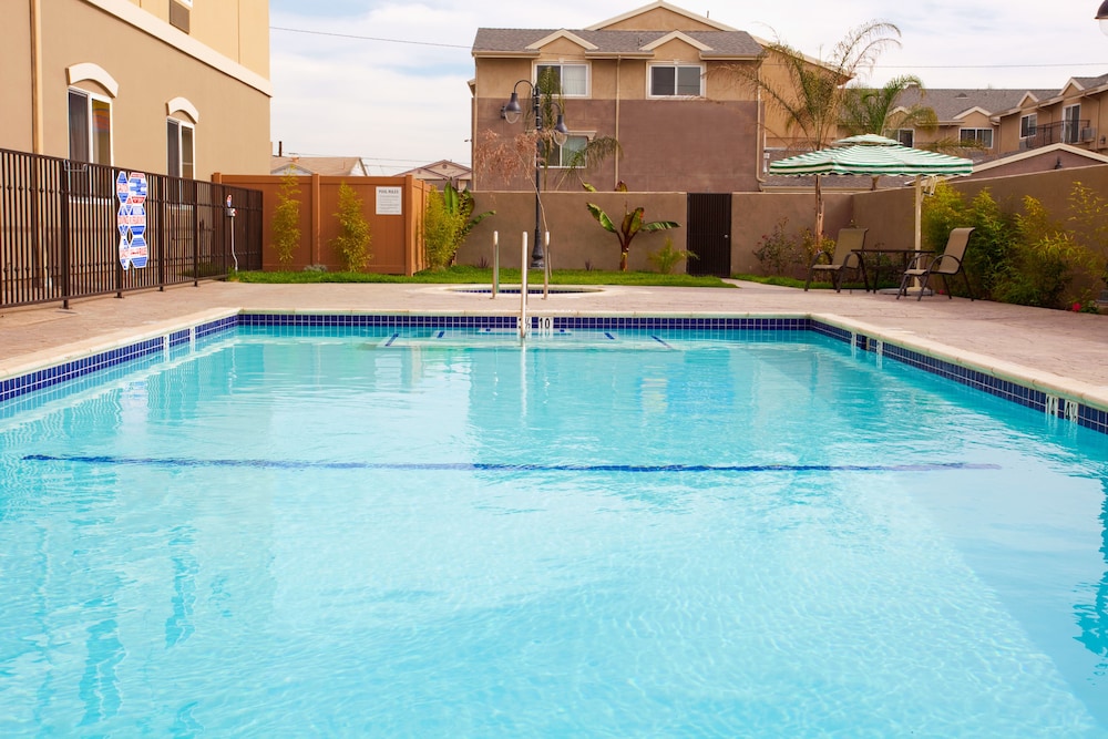 Holiday Inn Express and Suites Los Angeles Airport Hawthorne 1/53