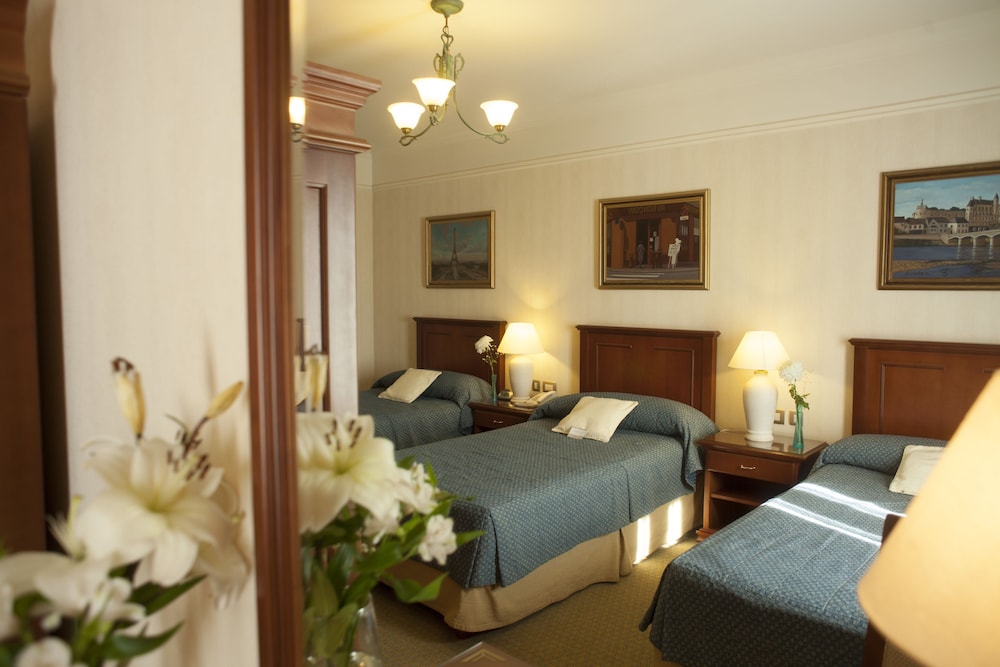 EPIC HOTEL VILLA MERCEDES 8/60