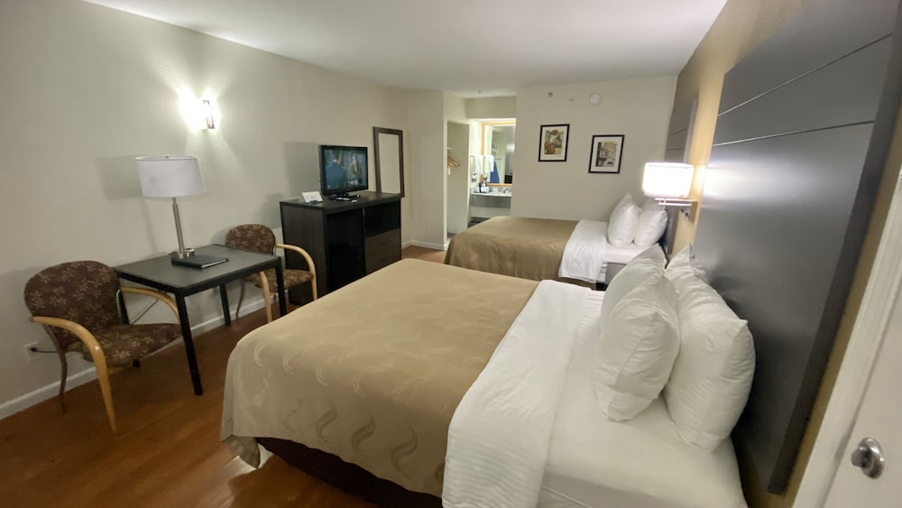 Quality Inn Branson Hwy 76 Central 30/53