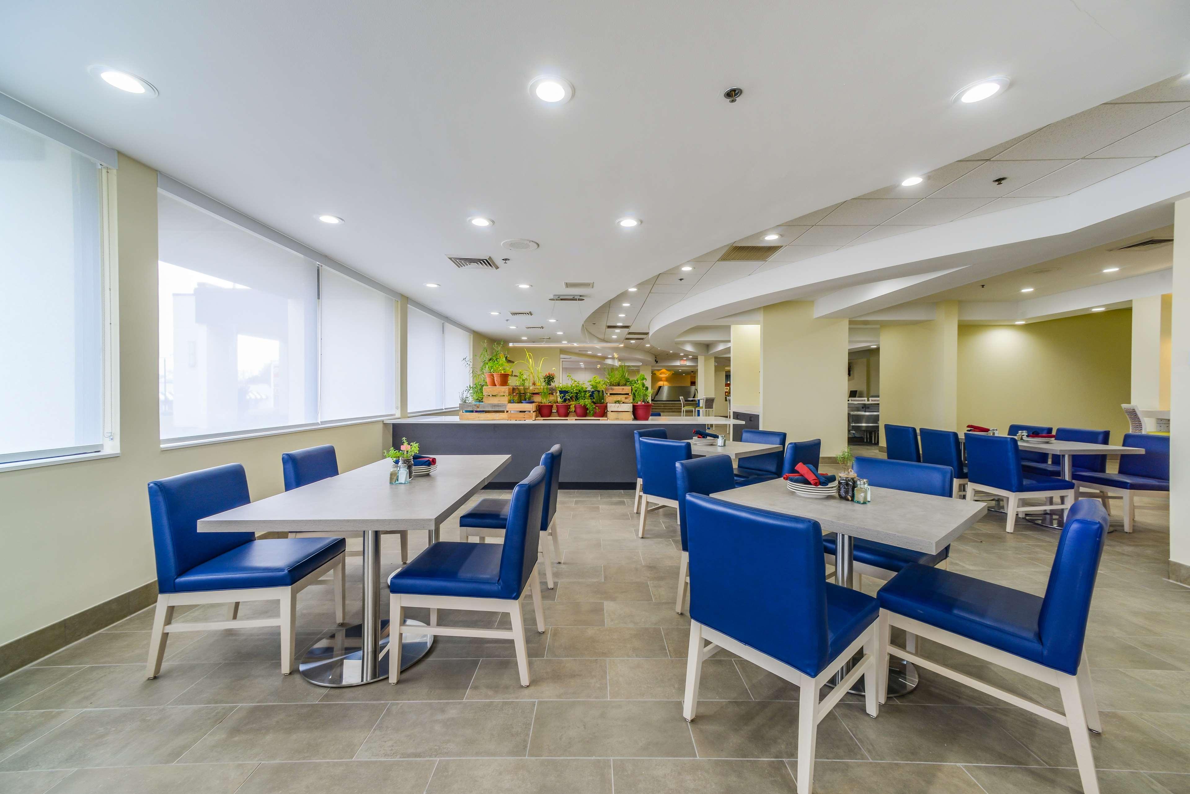 St. Louis Airport Hotel 40/44