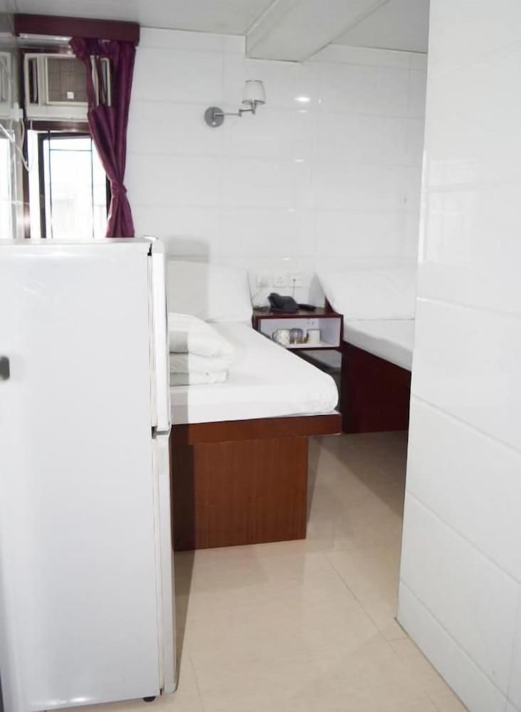 Pay-Less Guest House 49/50