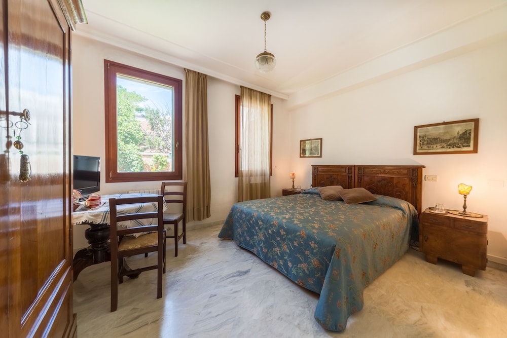 SUPERIOR, DOUBLE OR TWIN BED