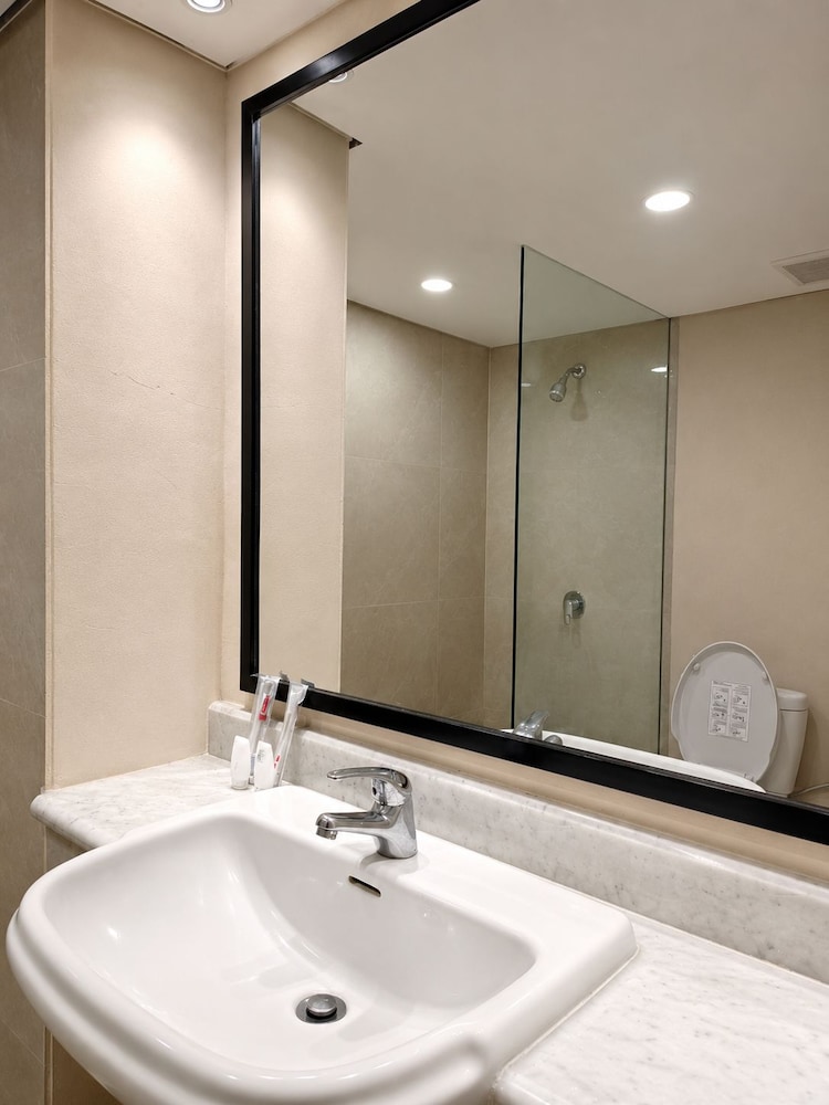 Grand Tropic Suites Jakarta 63/64