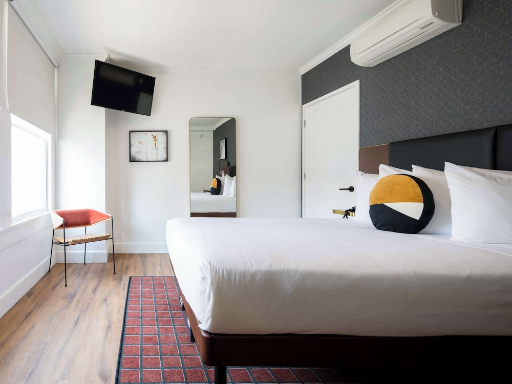 DELUXE, QUEEN BED