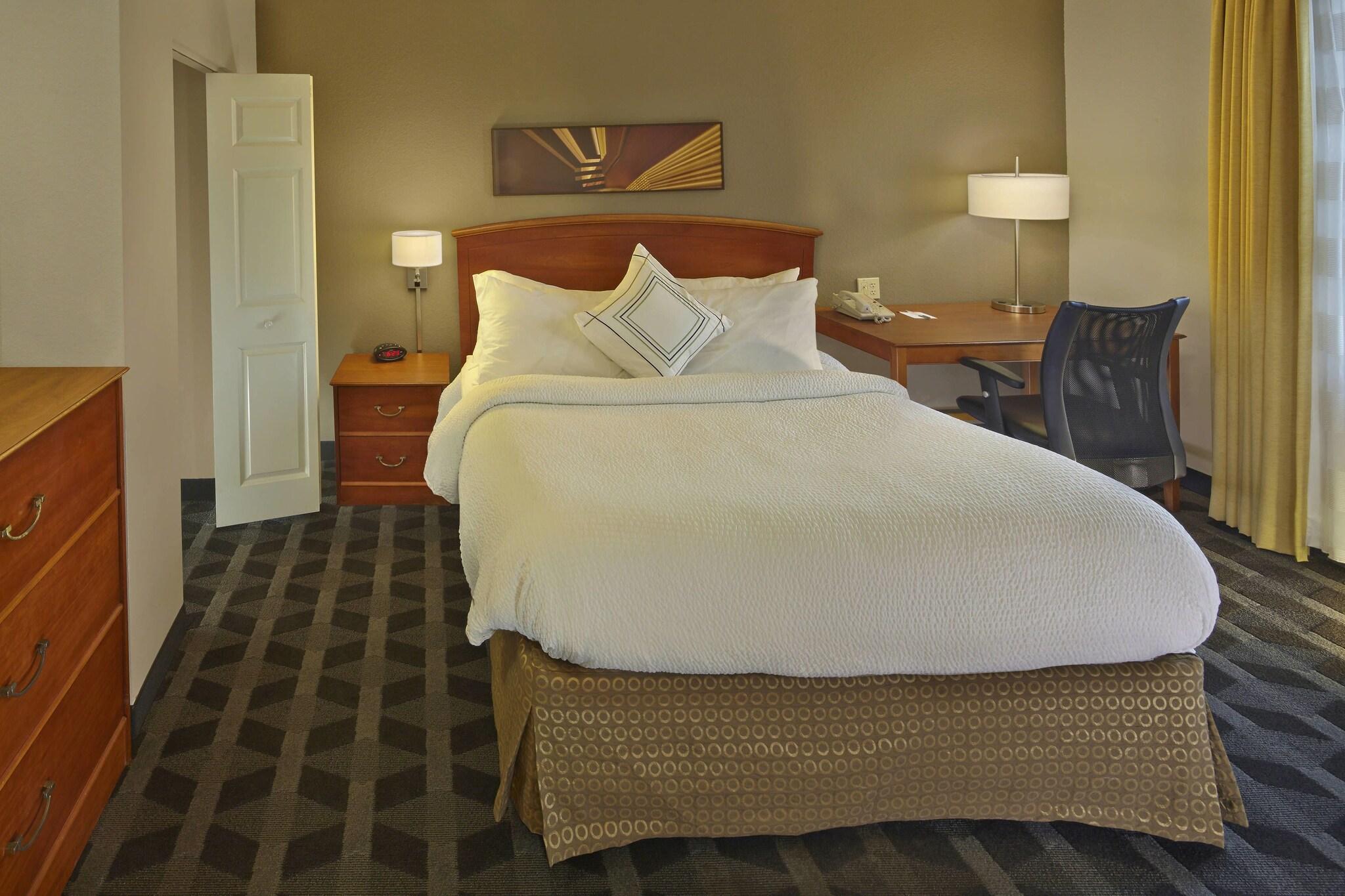 Studio, Queen Bed