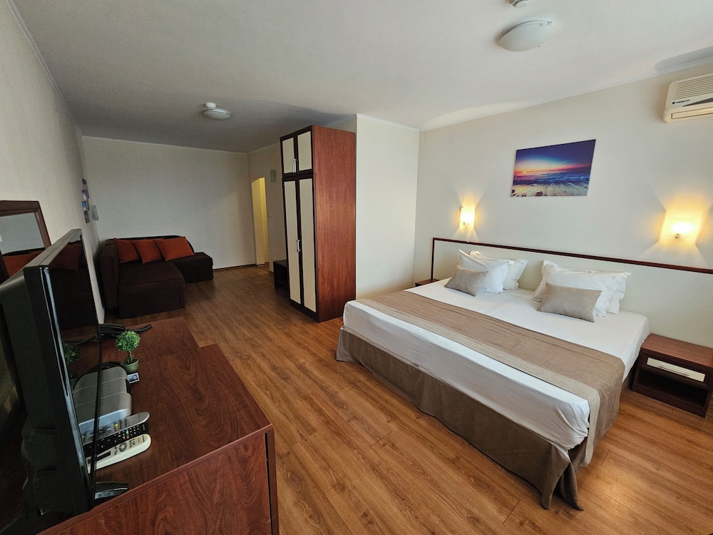 Hotel South Nights 5/48