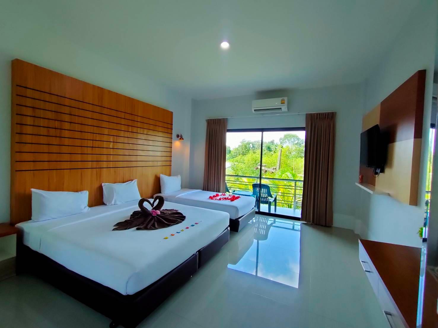 ROOM, TRIPLE