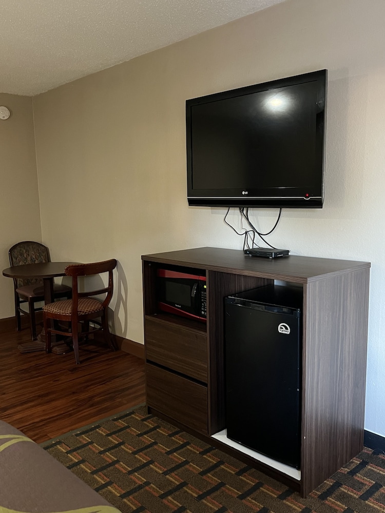 Super 8 by Wyndham Norcross/I-85 Atlanta 17/21