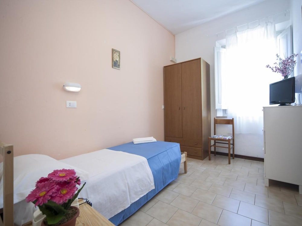 ROOM, SINGLE