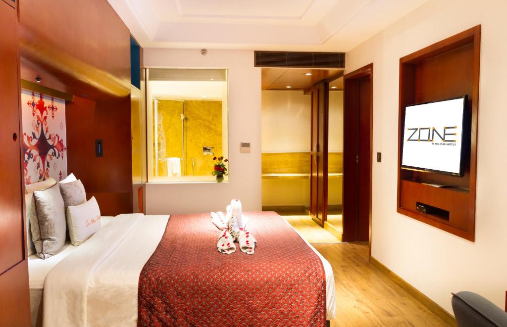 Suite, King Bed, Sofa