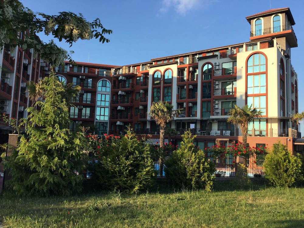 Chateau Del Marina Complex Apartments 19/20