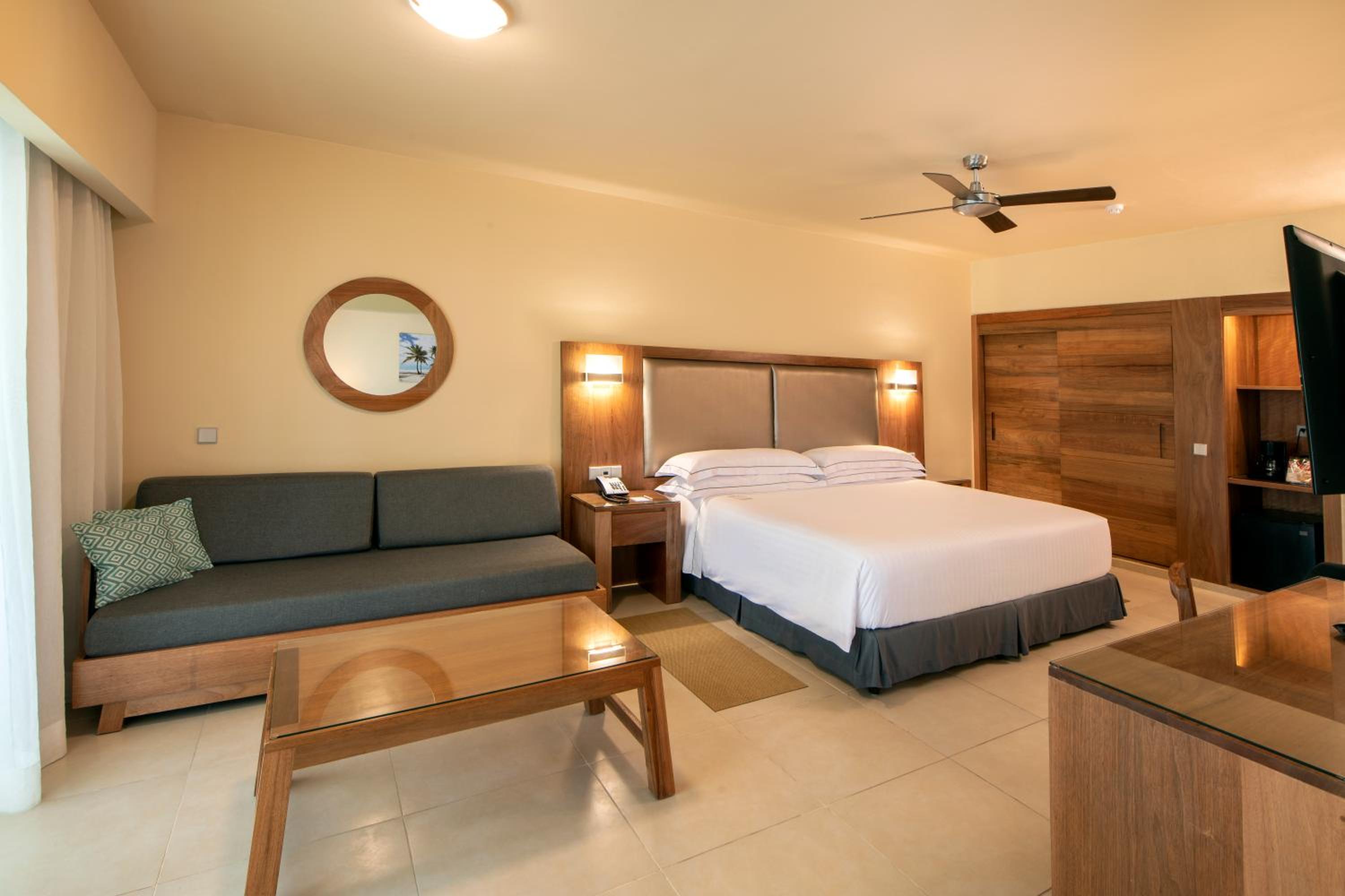 Junior Suite, King Bed, Ocean Front, Sofa, Royal Floor