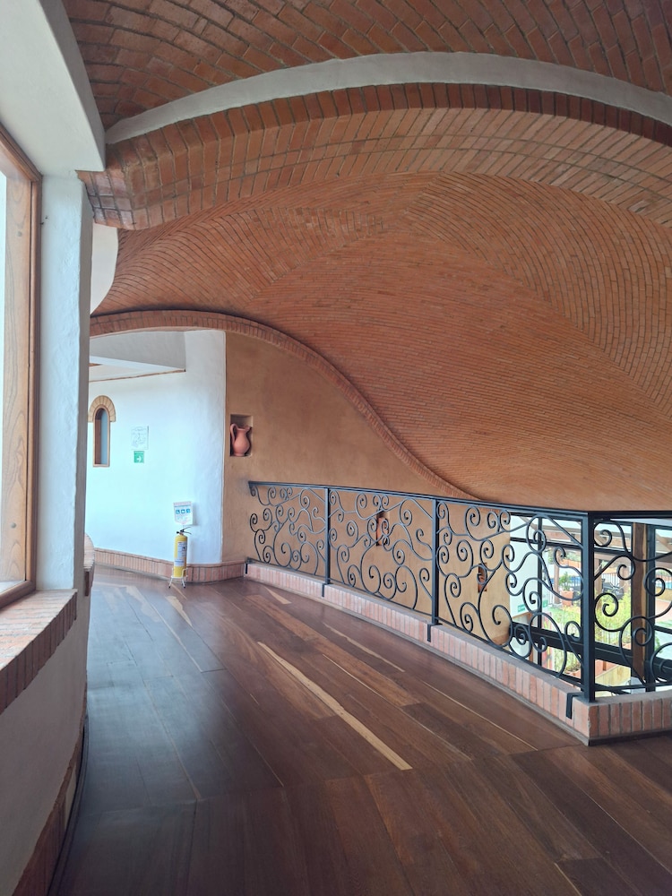 La Alhambra Hotel 3/50