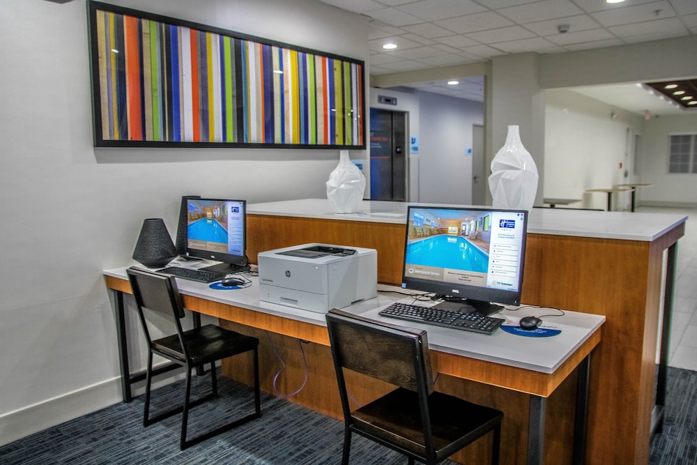 Holiday Inn Express Hotel and Suites Carlsbad 54/65