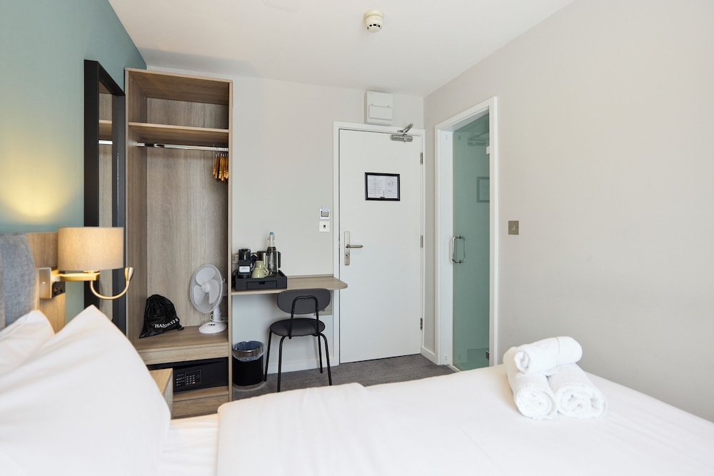 ROOM, DOUBLE BED, NO WINDOW