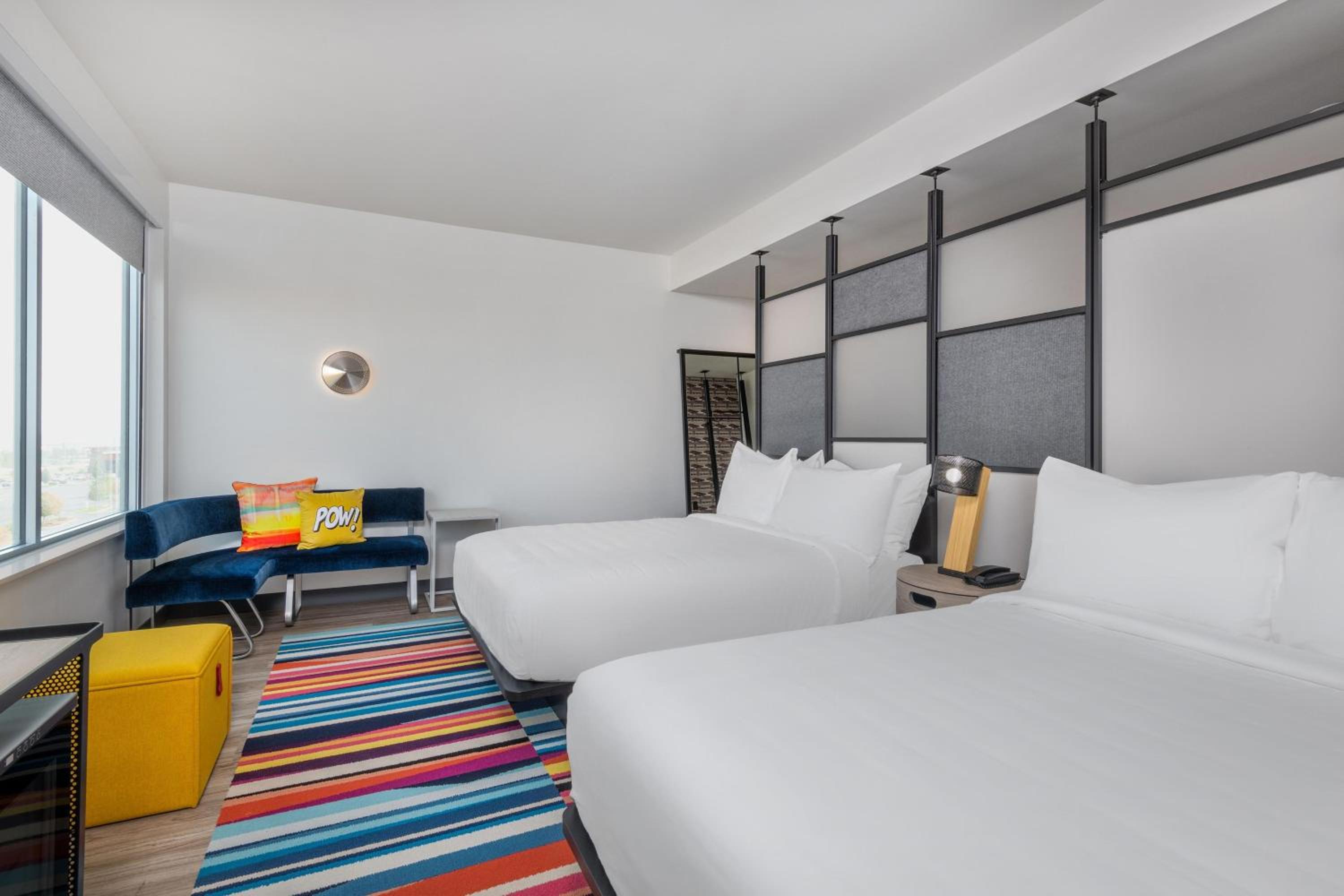 Splash, Guest Room, 2 Queen Beds, Side Pool View