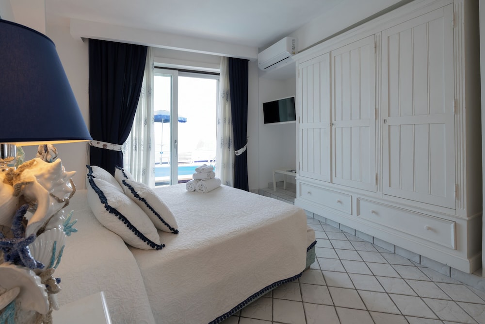 EXCLUSIVE, DOUBLE OR TWIN BED, SEA VIEW, JETTED TUB
