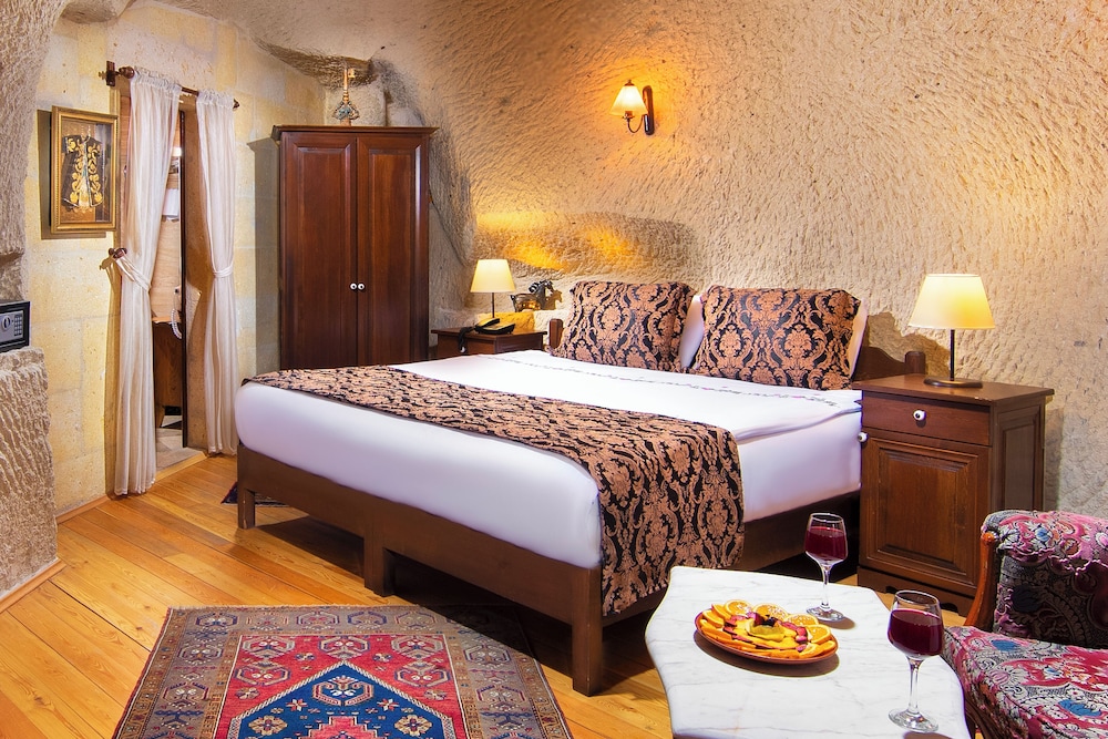 Cave, Deluxe, Queen Bed