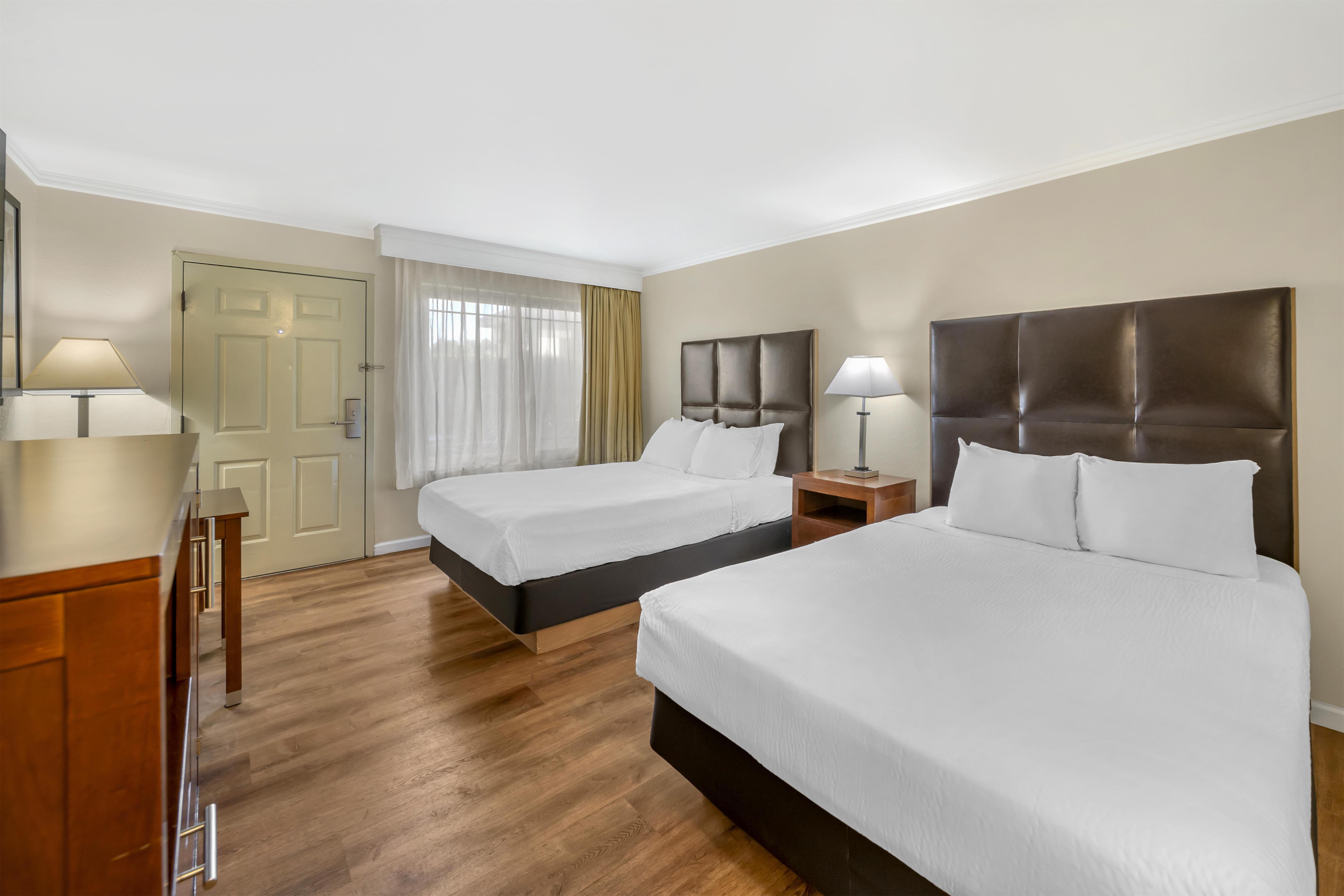 غرفة داخلية بسريرين كوين بشرفة، Best Western Plus Northwoods Inn 2/6