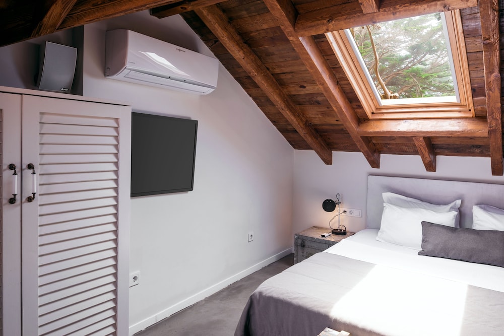 DELUXE, DOUBLE BED, JETTED TUB
