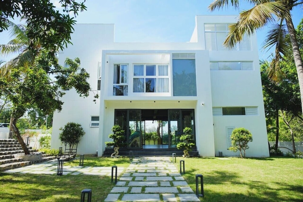 Shelter Beach Resort 7/66