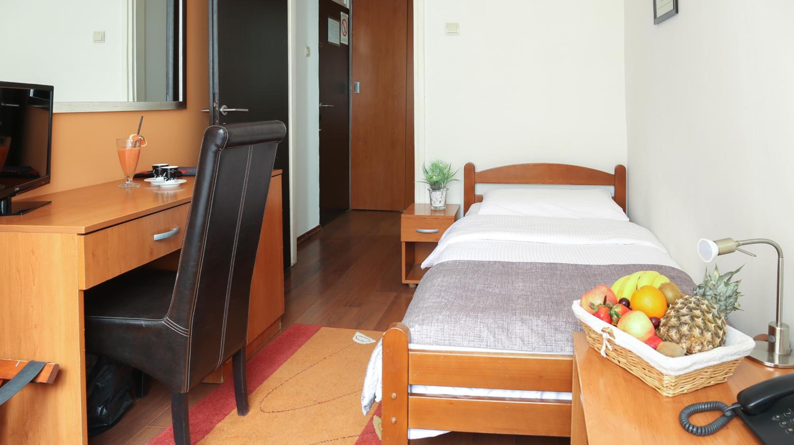 ECONOMY, TWIN BEDS