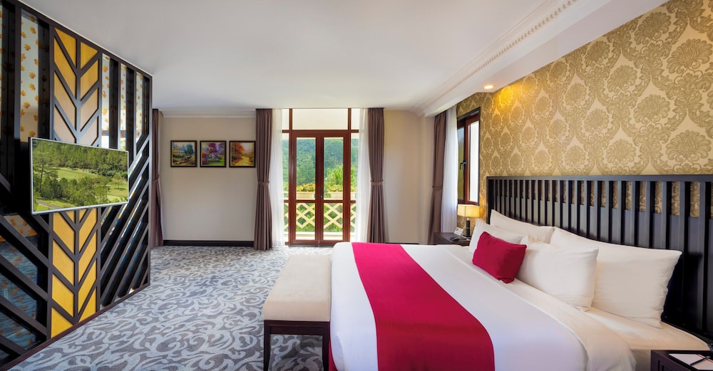 SUITE, KING BED, MOUNTAIN VIEW