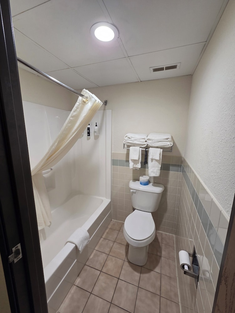 جناح بسرير كينج بغرفتين بمطبخ صغير، Boarders Inn and Suites Wautoma 4/6