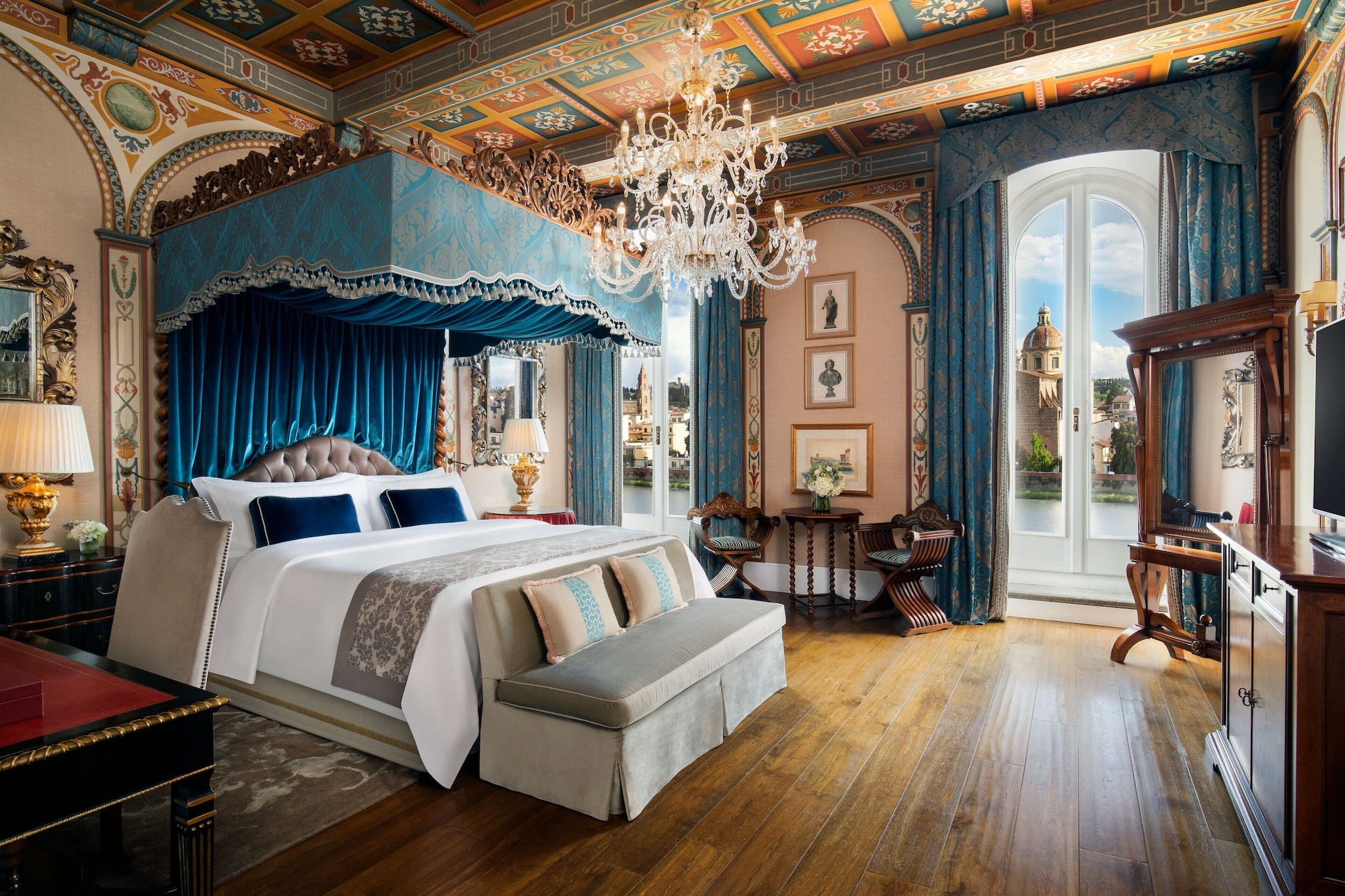 جناح ملكي بسرير كينج بإطلالة على النهر بشرفة، The St Regis Florence 2/7