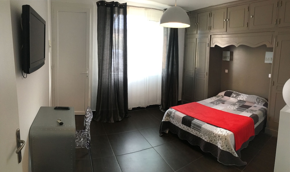 Hôtel Les Arbousiers 13/68