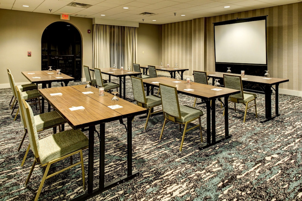 Embassy Suites Williamsburg 52/55