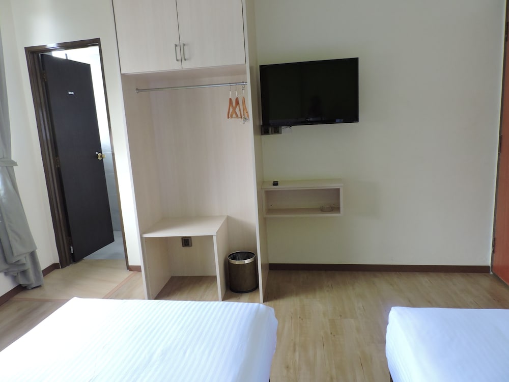 STUDIO, TWIN BEDS
