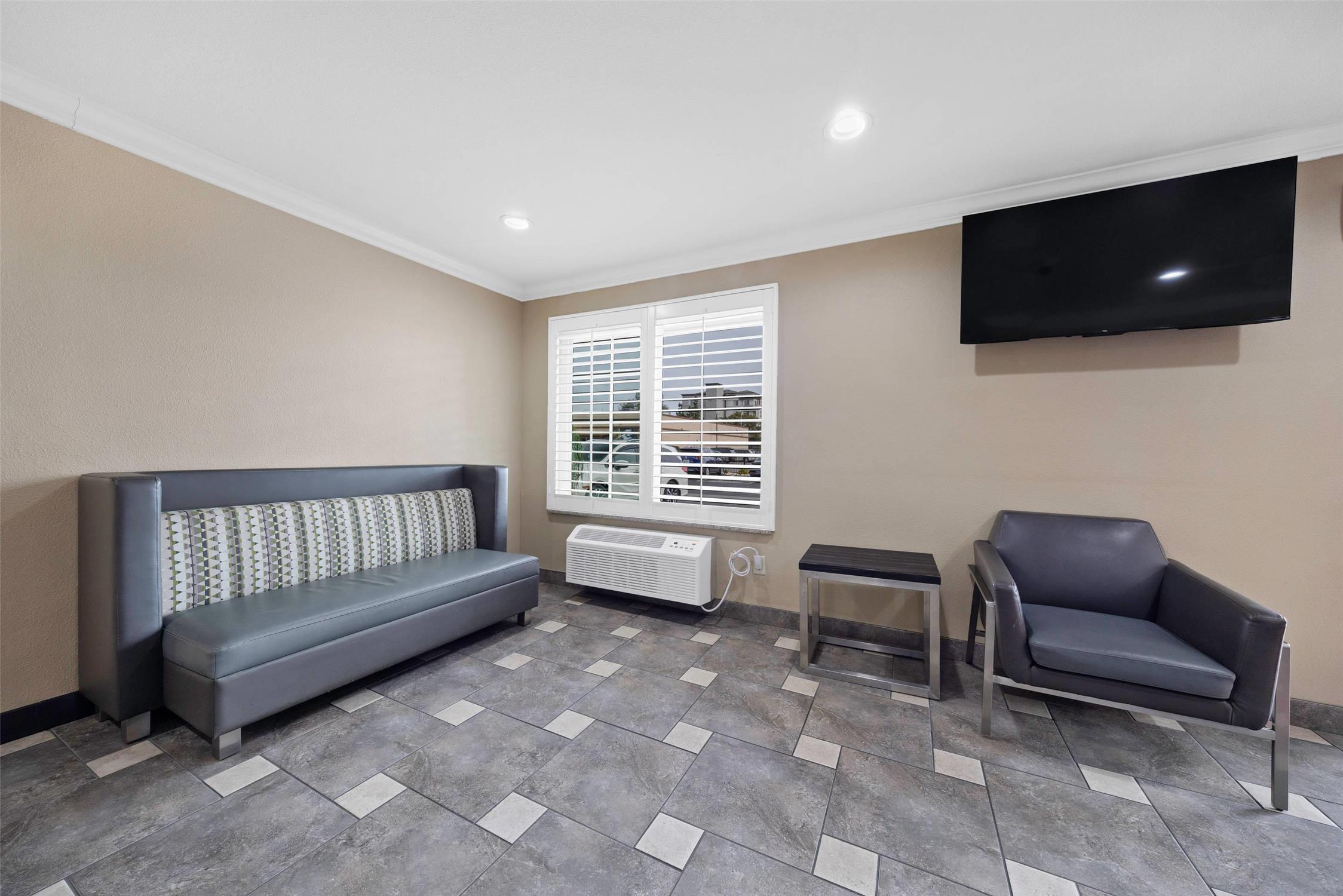 Econo Lodge Inn & Suites Escondido Downtown 28/48