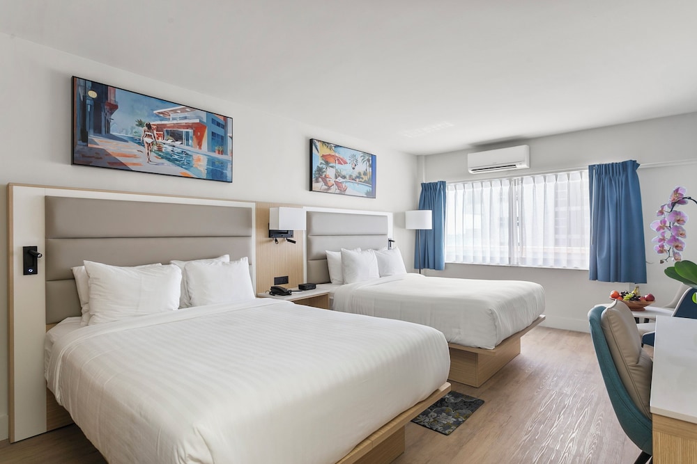 DELUXE, 2 DOUBLE BEDS, PARTIAL OCEAN VIEW